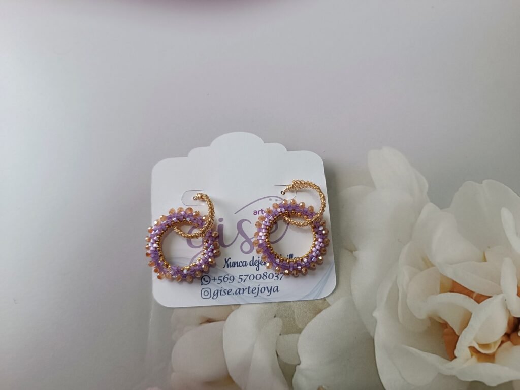 Aros donut rosado y blanco tejidos con mostacillas Miyuki Gise Artejoya