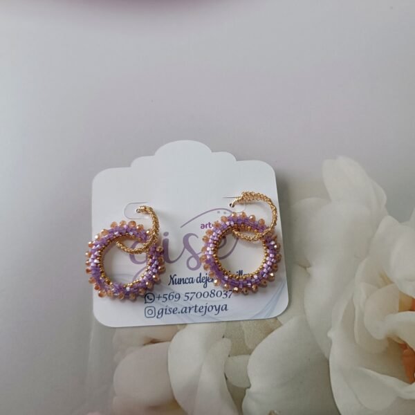 Aros donut rosado y blanco tejidos con mostacillas Miyuki Gise Artejoya