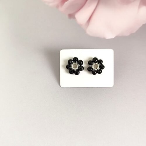 Aros flor negro y blanco tejidos a mano Gise Artejoya