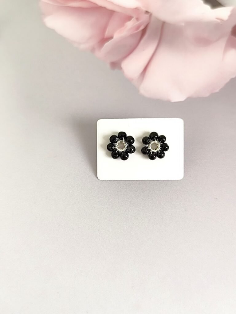 Aros flor negro y blanco tejidos a mano Gise Artejoya